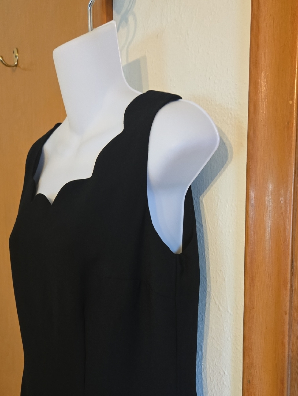 NEW Talbots Black Scalloped Sheath Dress 6 - Picture 3 of 7